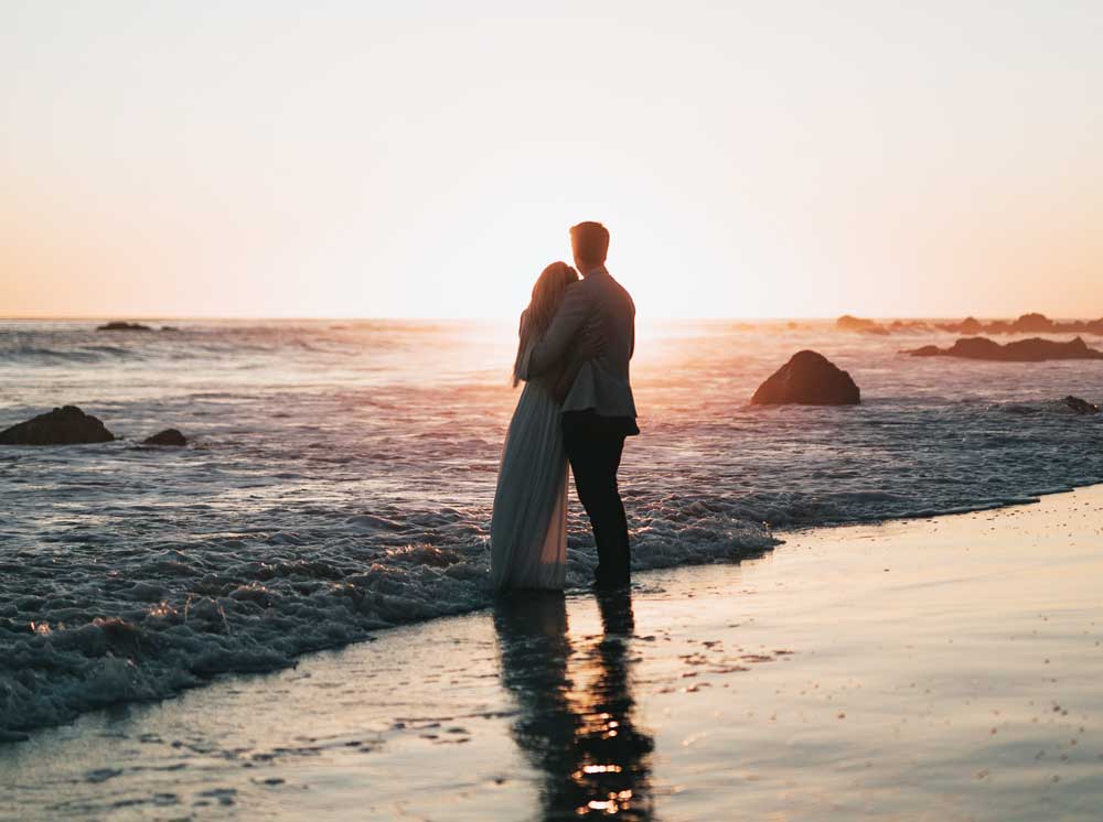 عکاسی فرمالیته - عروس و داماد در کنار ساحل دریا