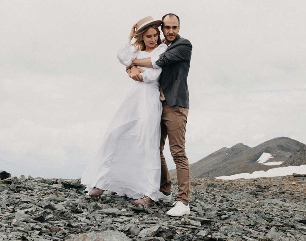 عکاسی فرمالیته - عروس و داماد در کوهستان برفی با کتونی لژدار و بوت