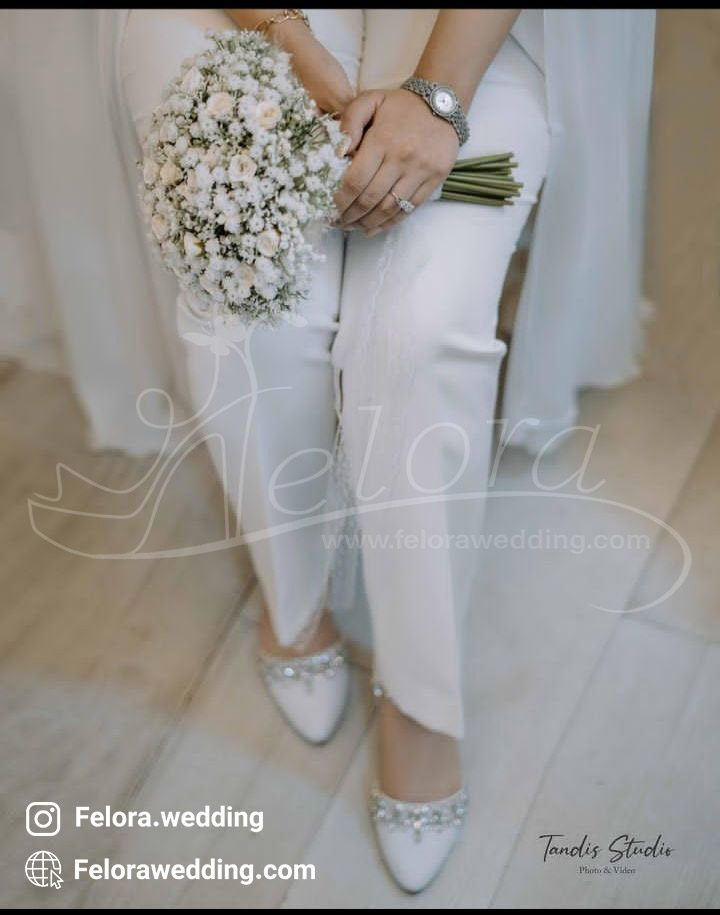 کفش عروس تزیین شده به همراه دسته گل عروس