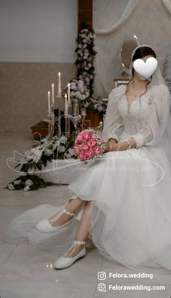 تصویر عروس و کفش مروارید دوزی شده