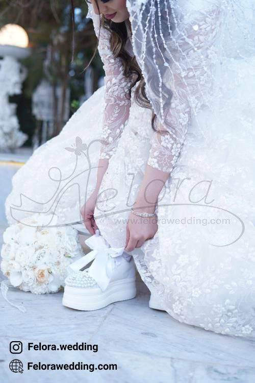 عروس به همراه کتونی لژ بلند بند پاپیونی