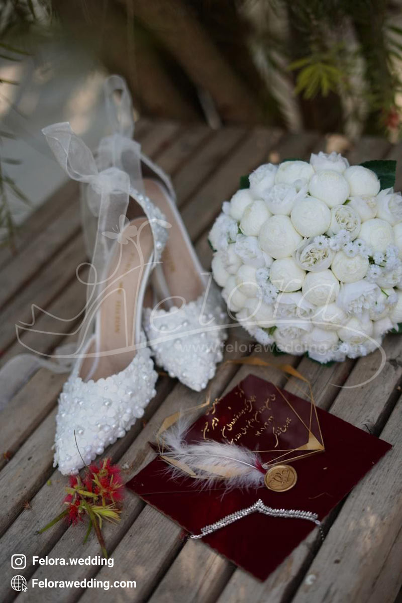 تصویر کفش عروس مر.اریددوزی شده و کارت دعوت