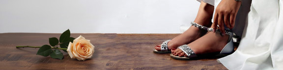 کفش تخت یا بدون پاشنه عروس به همراه دسته گل عروس