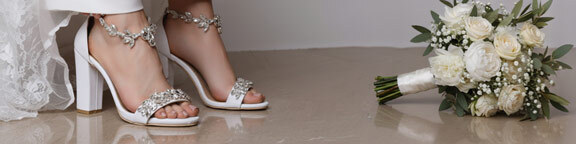  کفش پاشنه بلند عروس تزیین شده به همراه دسته گل