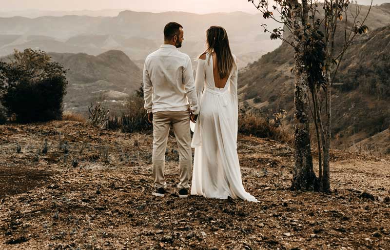 عکاسی فرمالیته - عروس و داماد در کوهستان با کتونی اسپرت