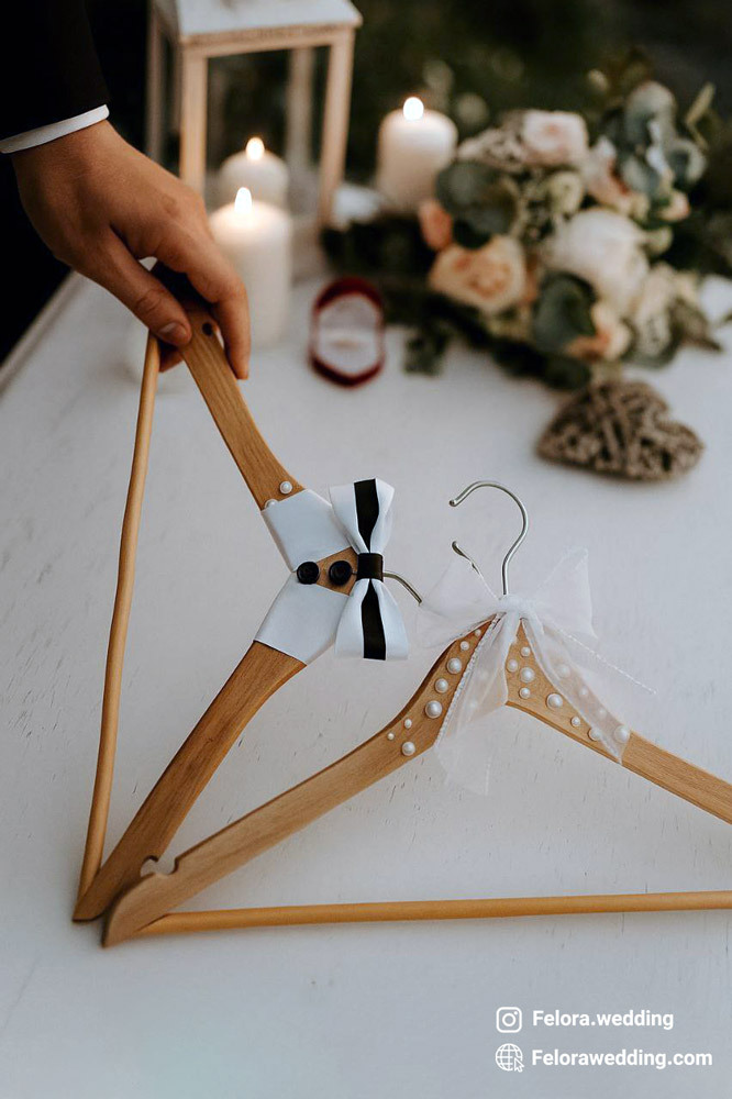 هنگر عروس و داماد سفارشی و میز تزیین شده عروسی