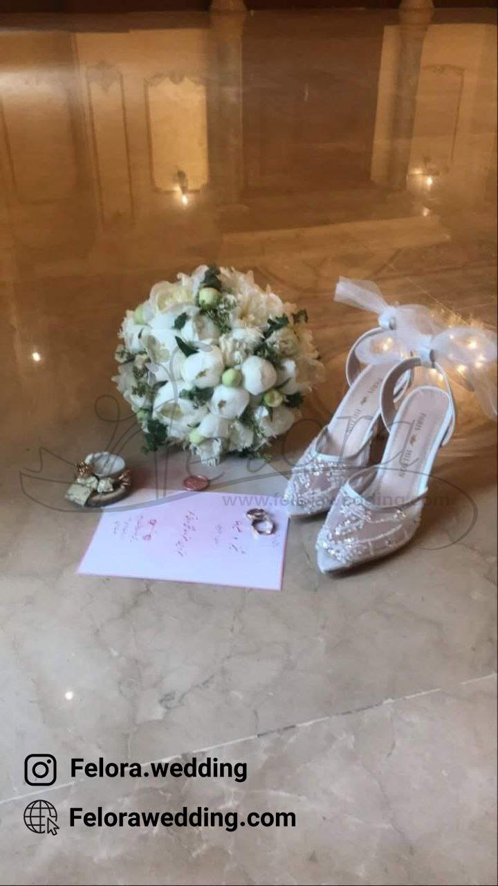 کفش پاشنه بلند عروس و دسته گل عروس